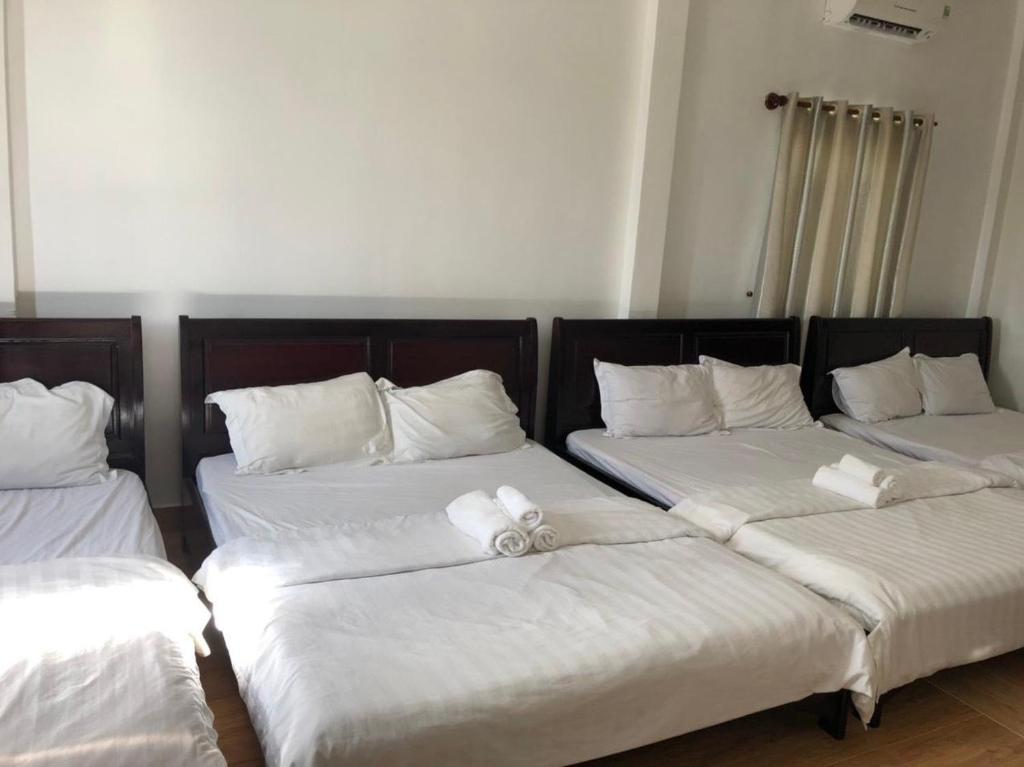 Giường trong phòng chung tại Khách Sạn Hoàng Lộc Phát