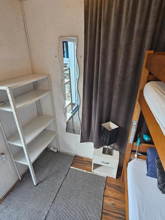 Posteľ alebo postele v izbe v ubytovaní The Lazy Monkey Hostel & Apartments
