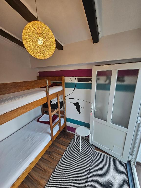 Posteľ alebo postele v izbe v ubytovaní The Lazy Monkey Hostel & Apartments