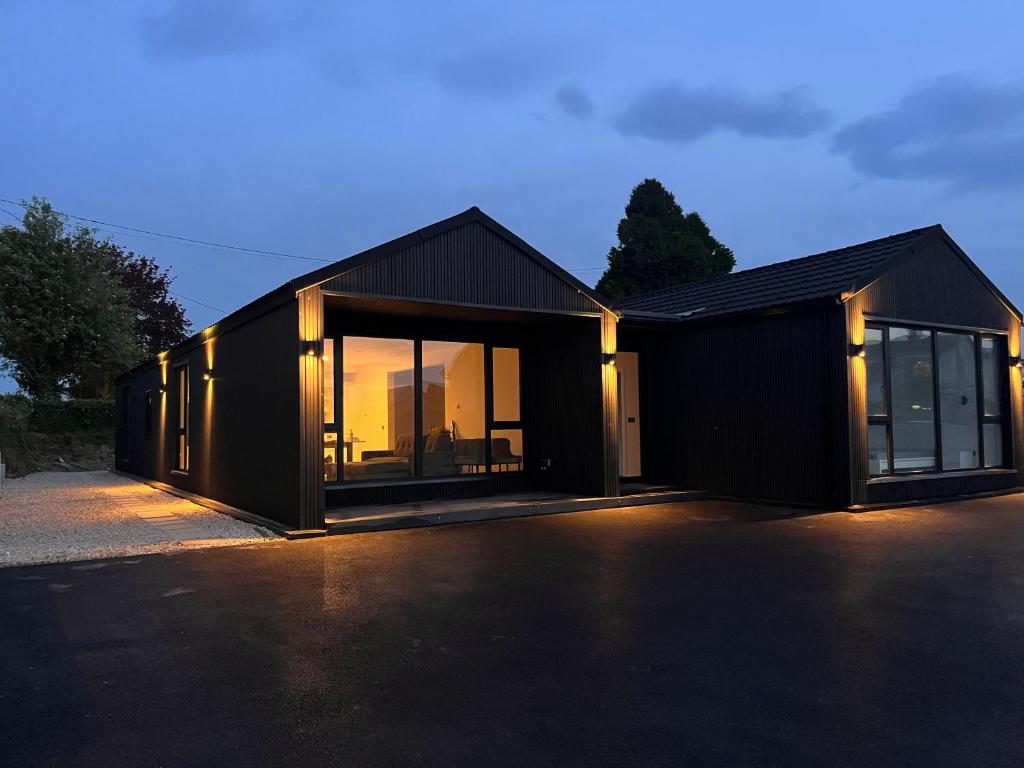 un edificio nero con molte finestre di Deerpark luxury 3 bed retreat a Cashel