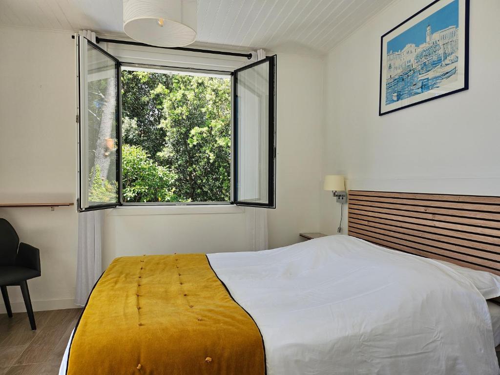 La Luberonne - Double Room With Pool View