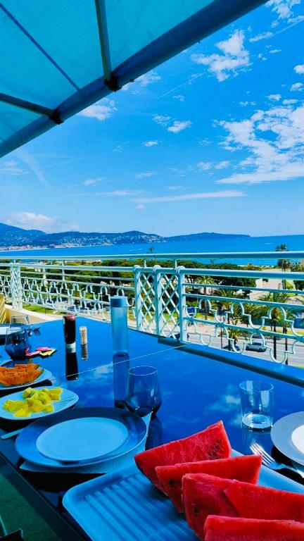 une table à manger avec vue sur l'océan dans l'établissement 2 bedroom flat with sea view and huge terrace, à Nice