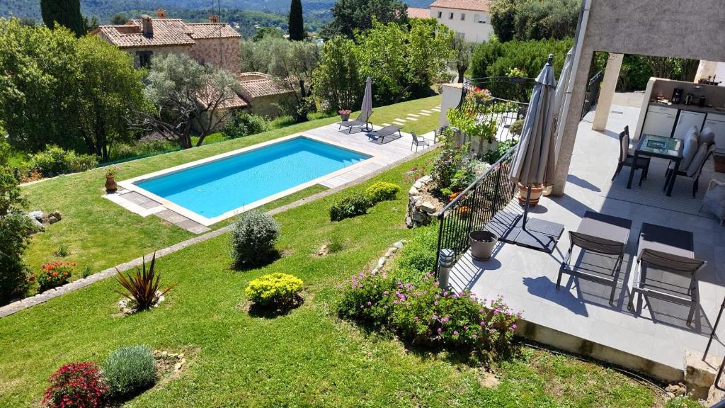 an aerial view of a backyard with a swimming pool at La Tourrette in Tourrettes-sur-Loup