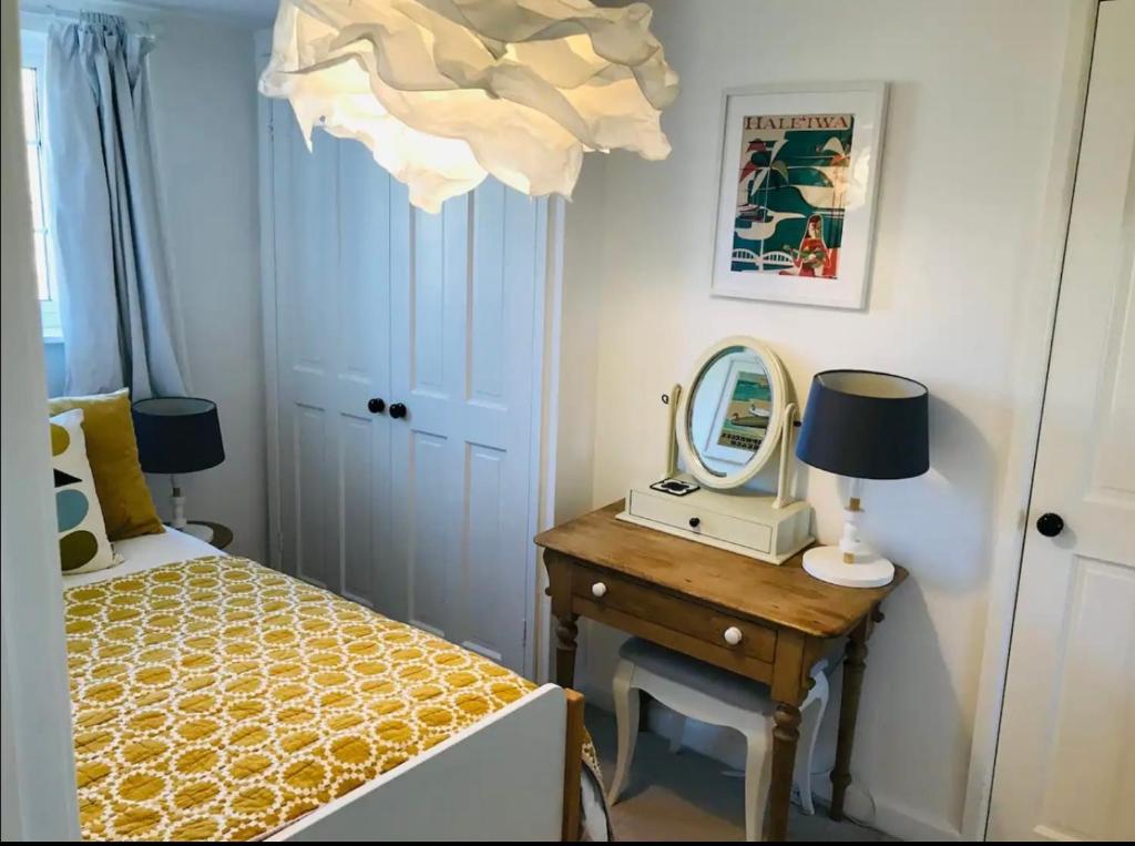 Una cama o camas en una habitación de Newly Renovated 5 Star Cosy-Up Romantic Cottage NEAR LONGLEAT
