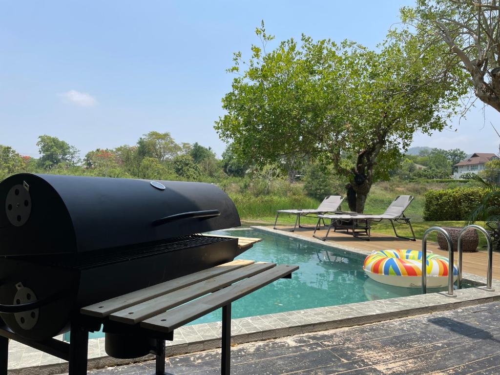 Bazén v ubytování Momento Poolvilla Khaoyai nebo v jeho okolí