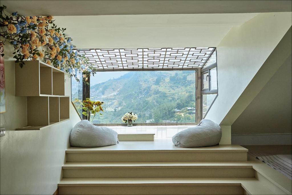 a room with stairs with a large window at An's House SaPa - Nguyên Căn 5 Phòng Ngủ View Núi in Sapa
