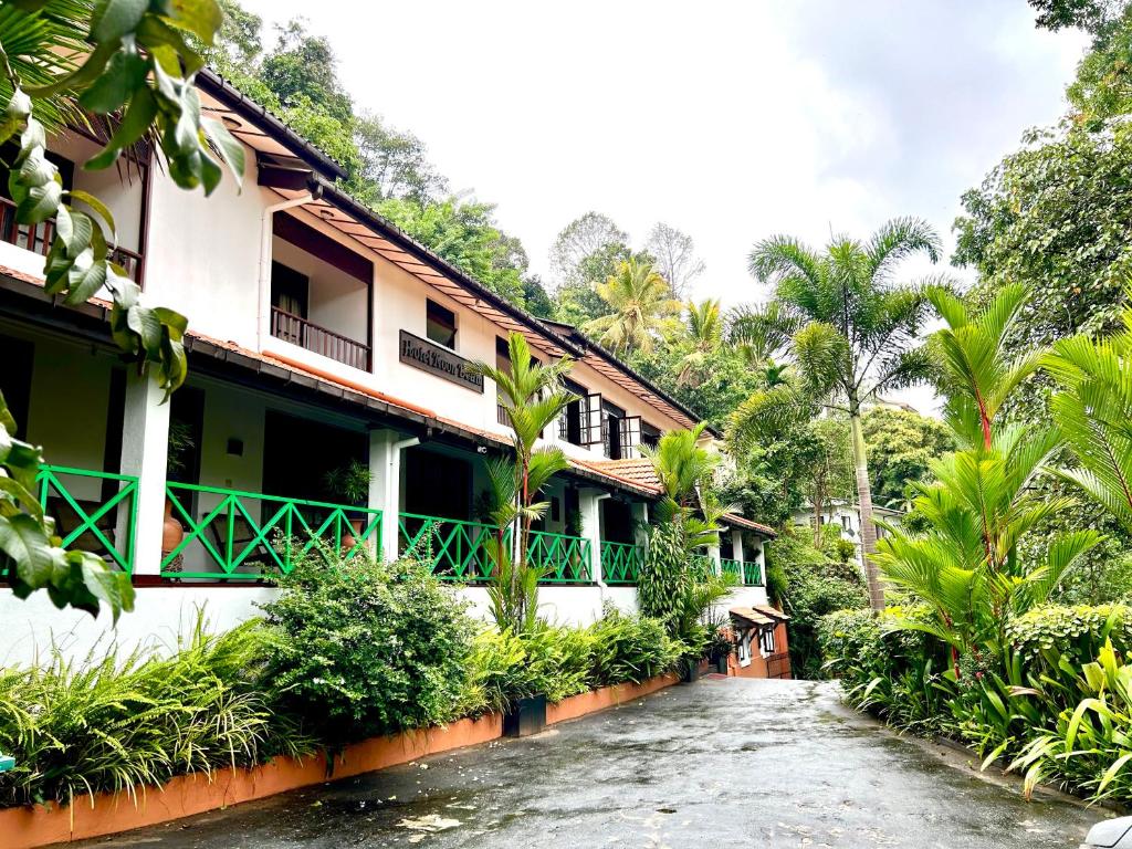 um pátio de um resort com uma passagem em Moonbeam Kandy em Kandy
