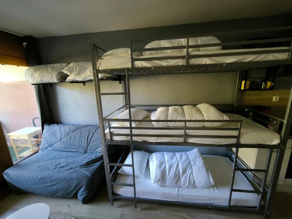 quelques lits superposés dans une chambre dans l'établissement studio le corbier, au Corbier