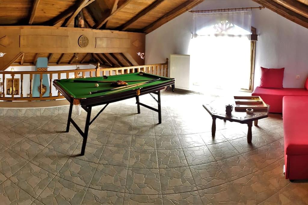 Biliár nebo kulečník v ubytování Υλονόμη