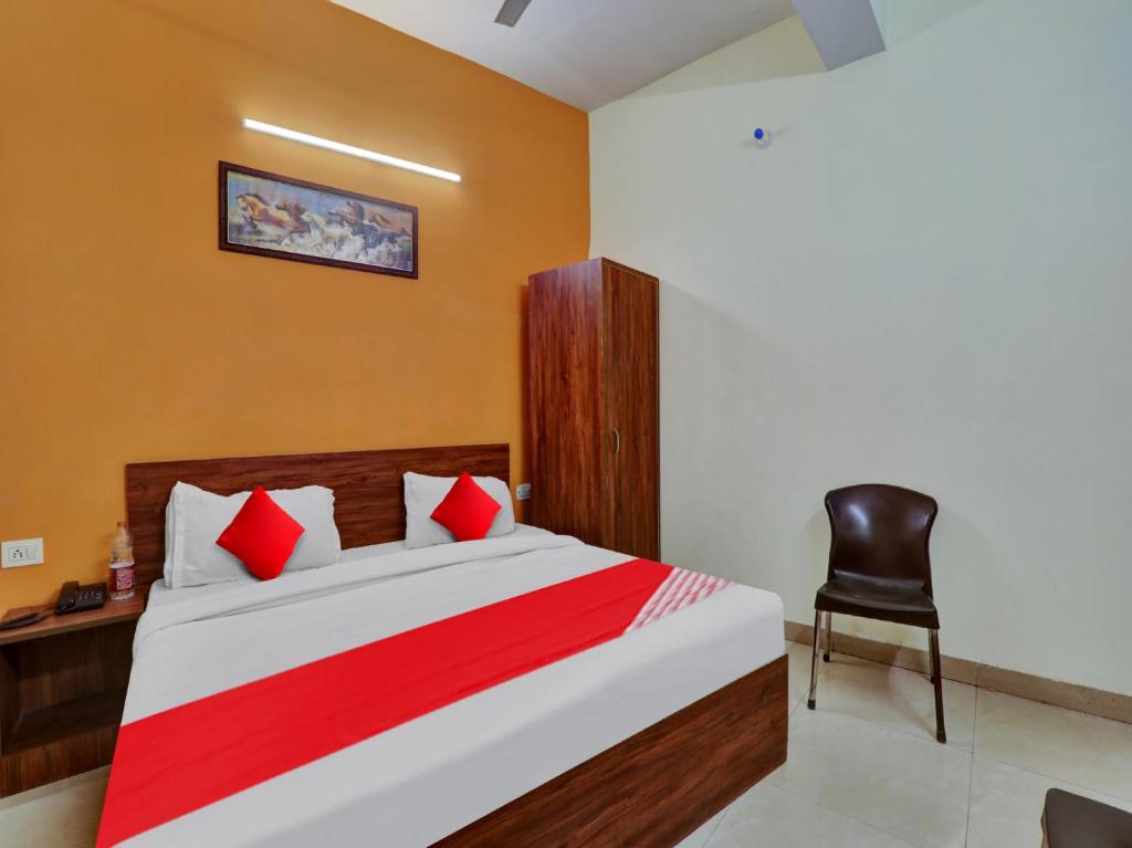 Uma cama ou camas num quarto em Super OYO Flagship Hotel SMS