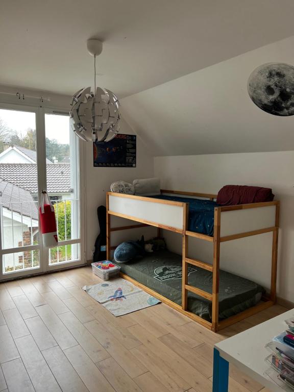 a bedroom with a bunk bed in a room at Location proche de Paris, Versailles et de la nature in Plaisir