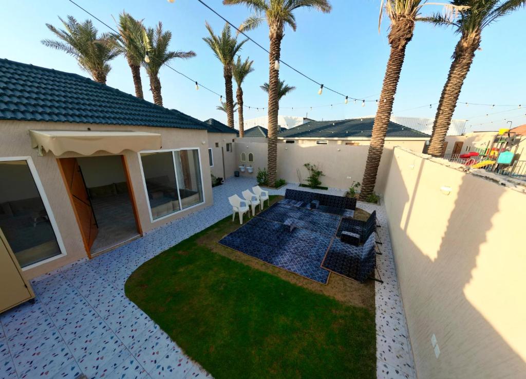 una vista aerea su un cortile con palme di منتجع شمس a Ilbaras
