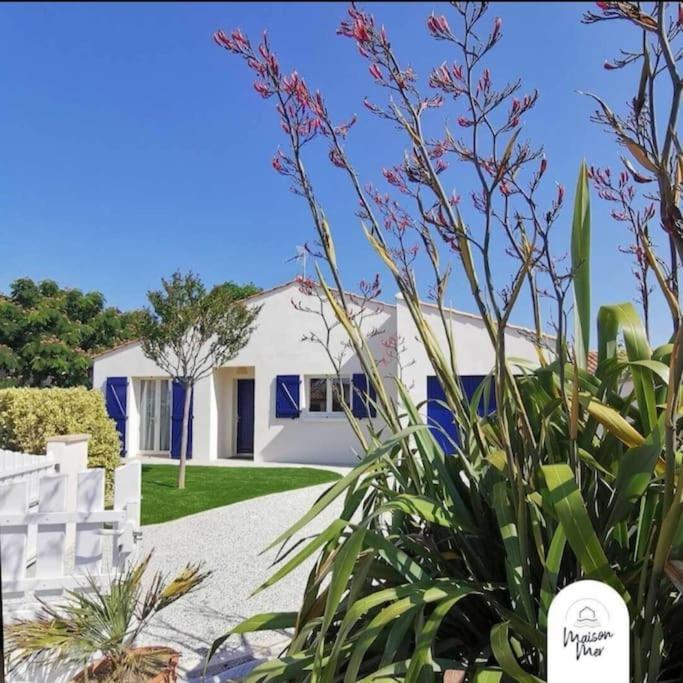 une maison blanche avec une clôture blanche et quelques plantes dans l'établissement La Maison Mer Villa familiale pour 8 proche de la plage, à Jard-sur-Mer