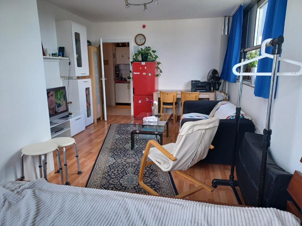 30 qm komfort wohnung في كولونيا: غرفة معيشة مع أريكة وطاولة