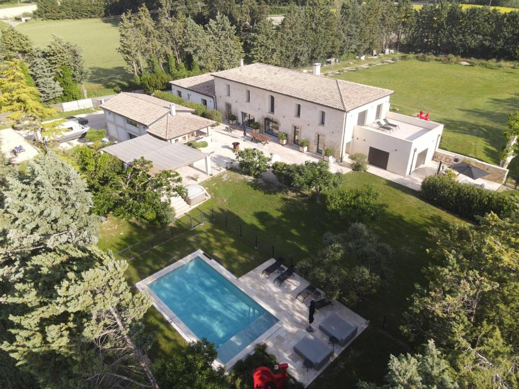 an aerial view of a house with a swimming pool at Domaine de La Franquette by Bridget & Pascal - Piscine Chauffée & SPA in Caderousse
