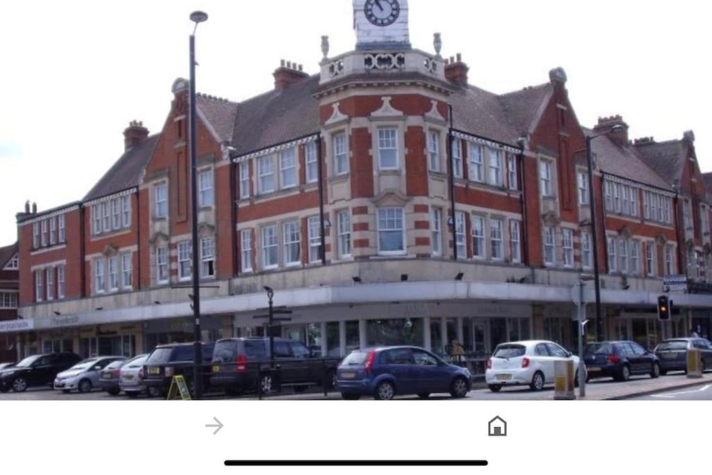 Gallery image of Spacious, bright, modern flat in Brentwood