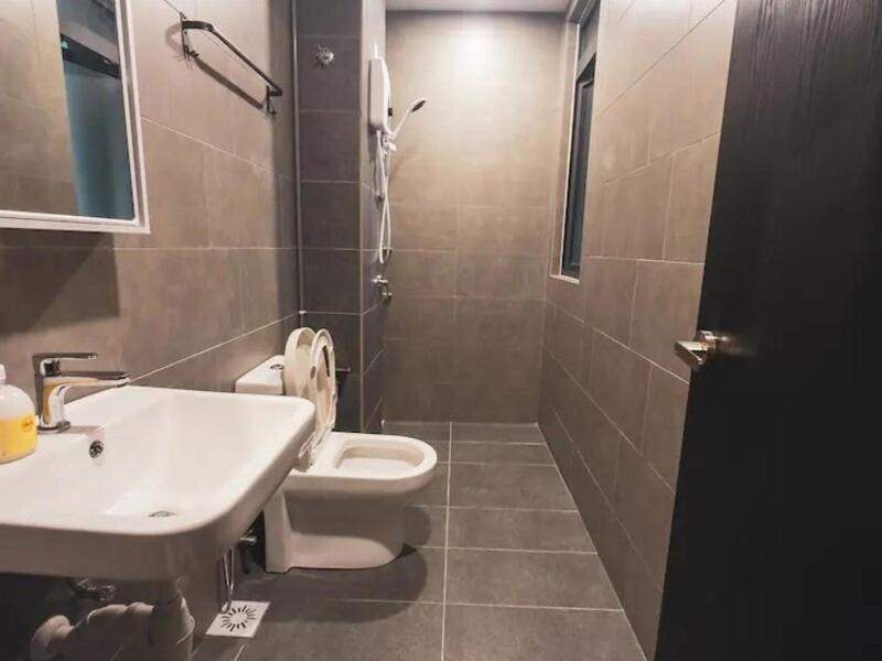 Koupelna v ubytování NeuSuite Cozy Studio by GUESTONIC