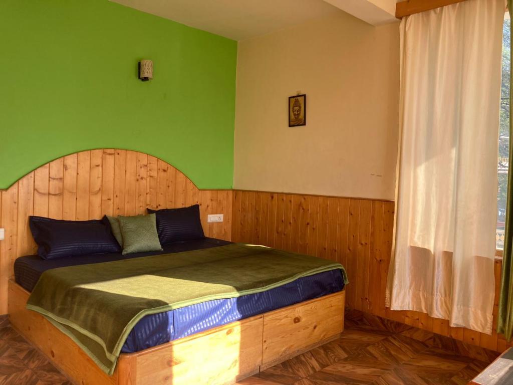 Postel nebo postele na pokoji v ubytování Namha Stay by Negi Wooden House