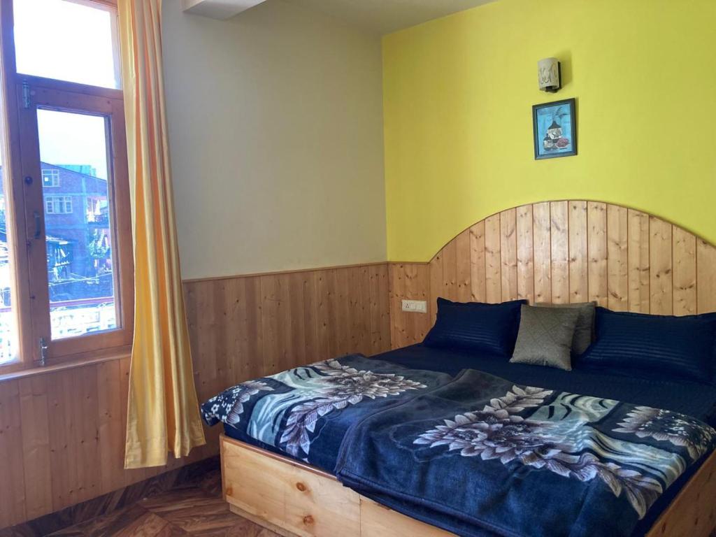 Postel nebo postele na pokoji v ubytování Namha Stay by Negi Wooden House