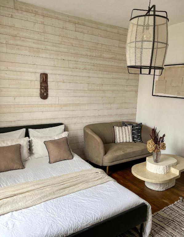 une chambre avec un lit et un canapé dans l'établissement Appartement une chambre, à Rennes
