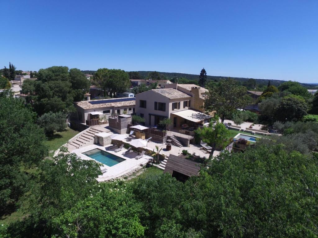 - une vue aérienne sur une maison avec une piscine dans l'établissement La maison d'HamiH "Gîte et Chambres d'hôtes, à Uzès