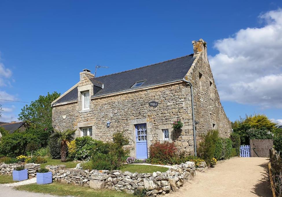 une ancienne maison en pierre avec un mur en pierre dans l'établissement BELLE MAISON BRETONNE TYPIQUE PRES DE LA PLAGE, à Erdeven