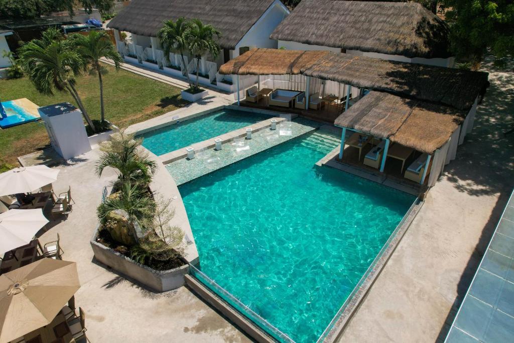 Bazén v ubytování Serene Oasis Resort - Oslob Cebu Philippines nebo v jeho okolí