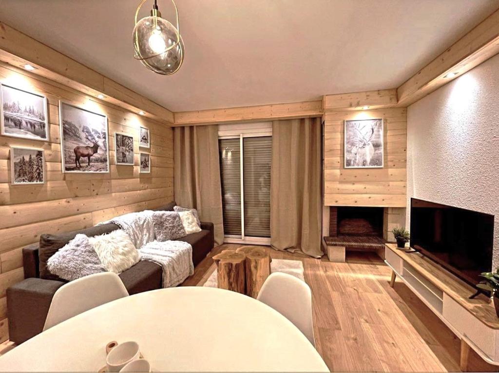 Televízia a/alebo spoločenská miestnosť v ubytovaní LeChalet N22 Au pied des pistes
