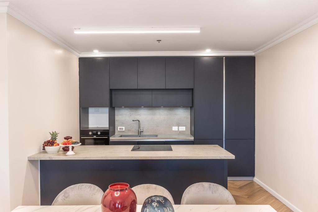 Kuchyň nebo kuchyňský kout v ubytování Luxury 3BDR In The Heart Of Jerusalem