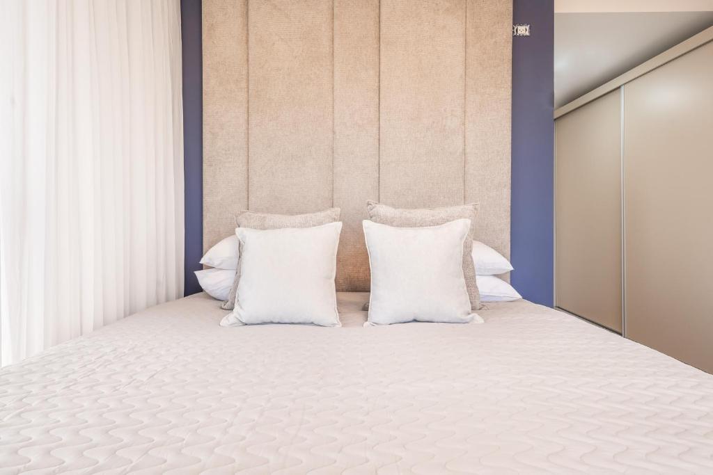 Postel nebo postele na pokoji v ubytování Luxury 3BDR In The Heart Of Jerusalem