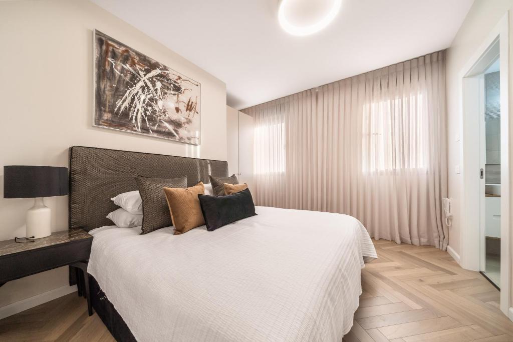 Postel nebo postele na pokoji v ubytování Luxury 3BDR In The Heart Of Jerusalem