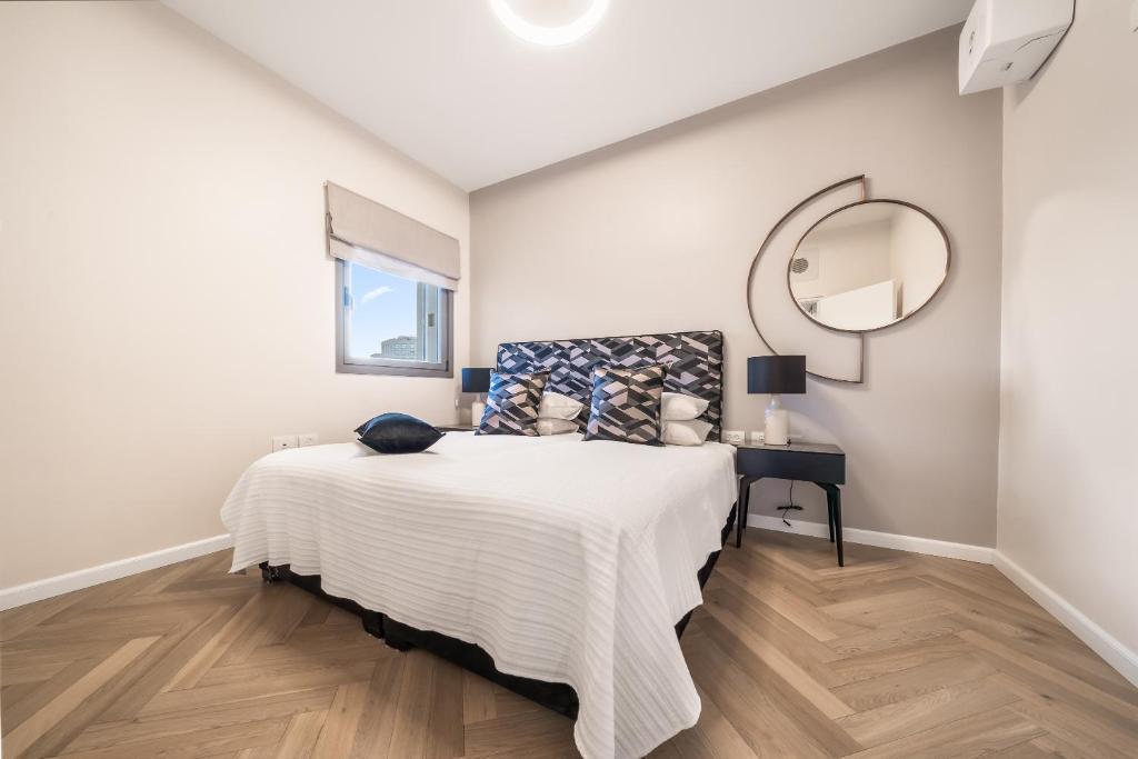 Postel nebo postele na pokoji v ubytování Luxury 3BDR In The Heart Of Jerusalem