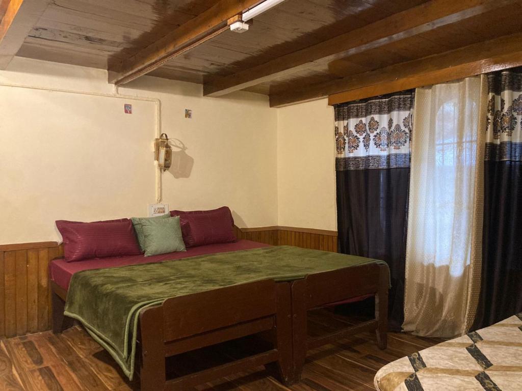 Postel nebo postele na pokoji v ubytování Namha Stay by Negi Wooden House