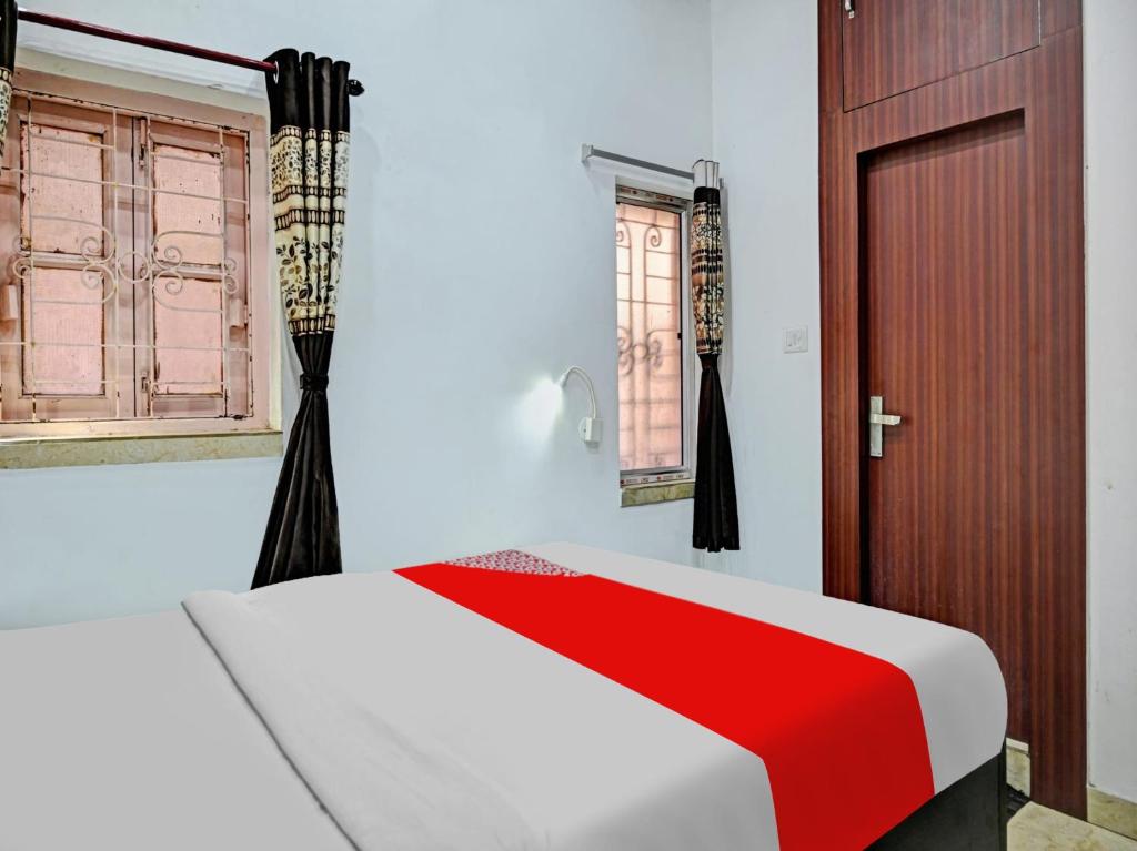 En eller flere senge i et værelse på OYO Flagship 81208 Laxmi Guest House Jadavpur