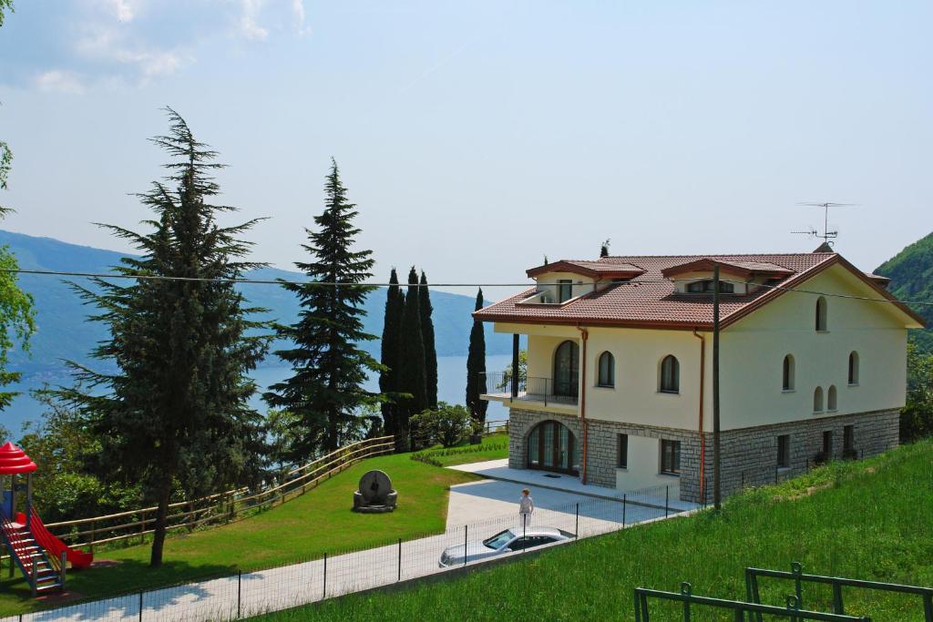 dom na zboczu wzgórza w obiekcie Villa San Valentino - Ruculì Hospitality w mieście Tignale