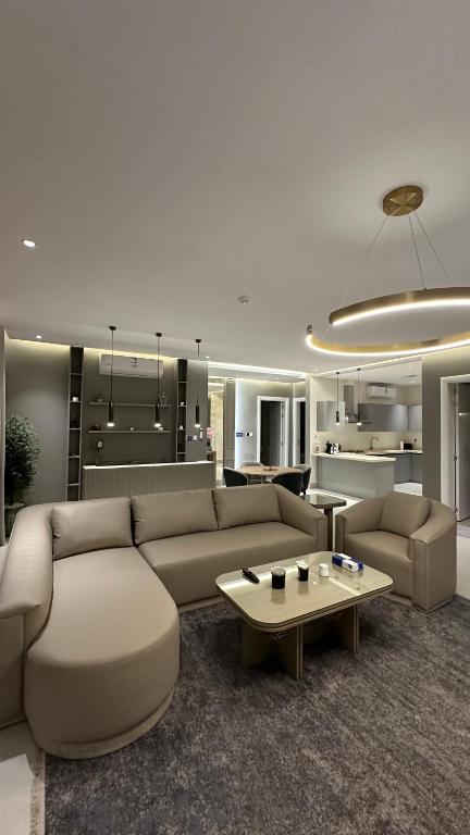 شقة G مودرن جديده 2024 وانيقه في الرياض: غرفة معيشة مع أريكة وطاولة