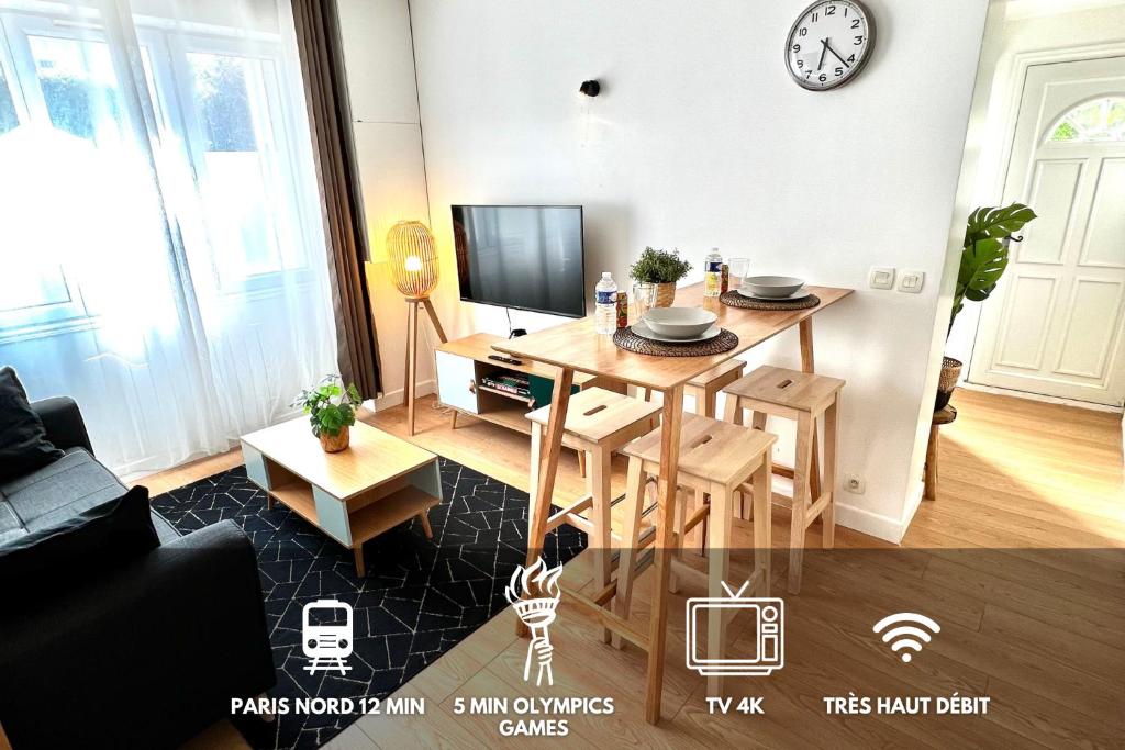 uma sala de estar com uma mesa e uma televisão em Enghien T2 Coeur de ville 12 mn de Paris em Enghien-les-Bains