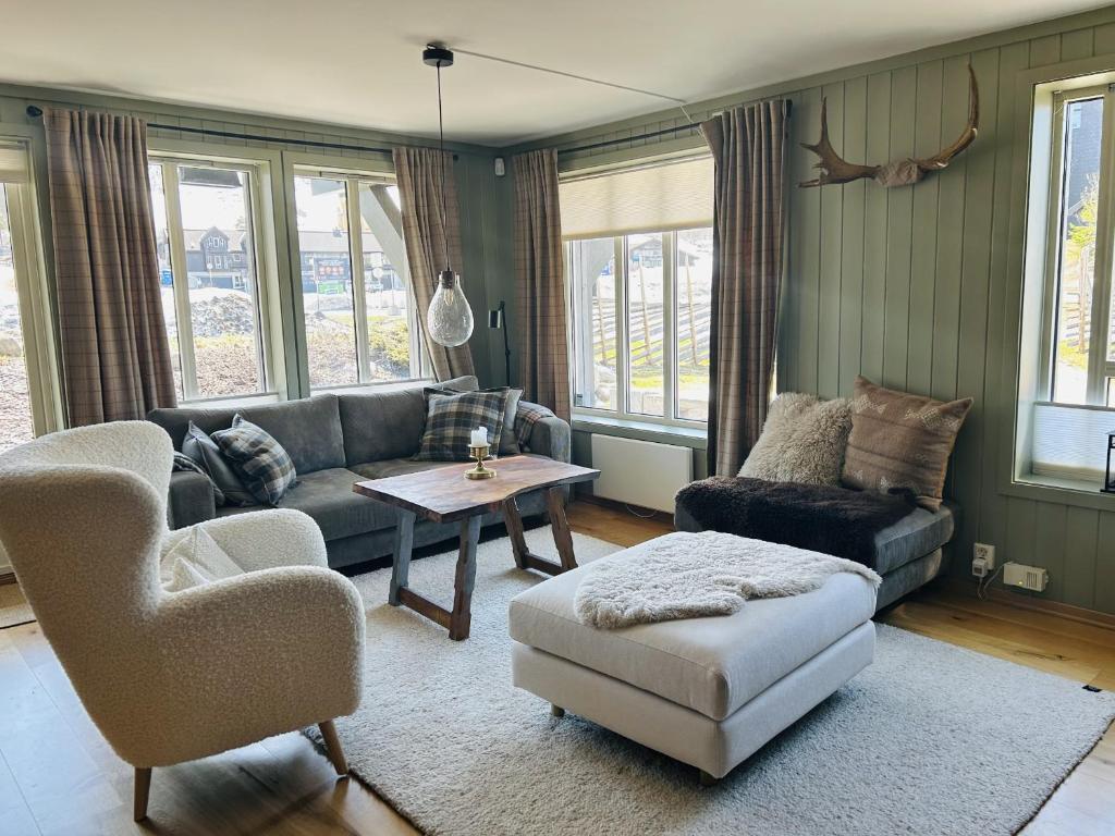sala de estar con sofá y mesa en Mailatunet - Vestlia resort, en Geilo