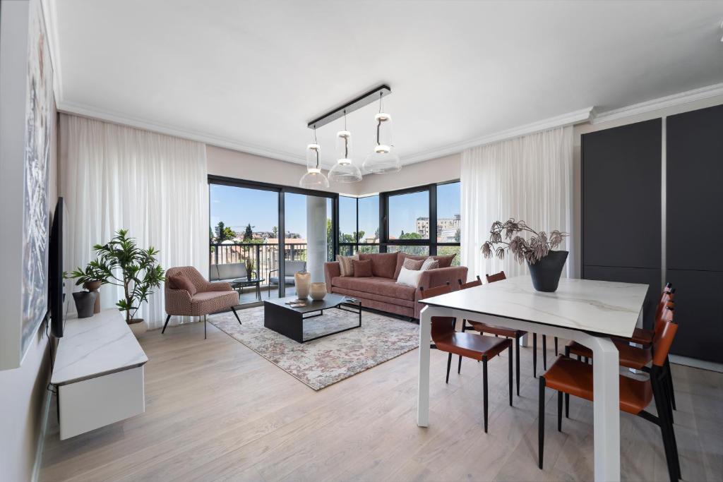 Posezení v ubytování Luxury 2BDR In The Heart Of Jerusalem
