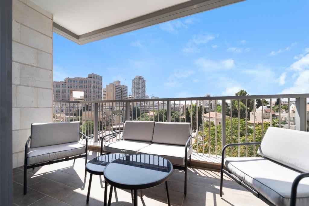 Balkón nebo terasa v ubytování Luxury 2BDR In The Heart Of Jerusalem