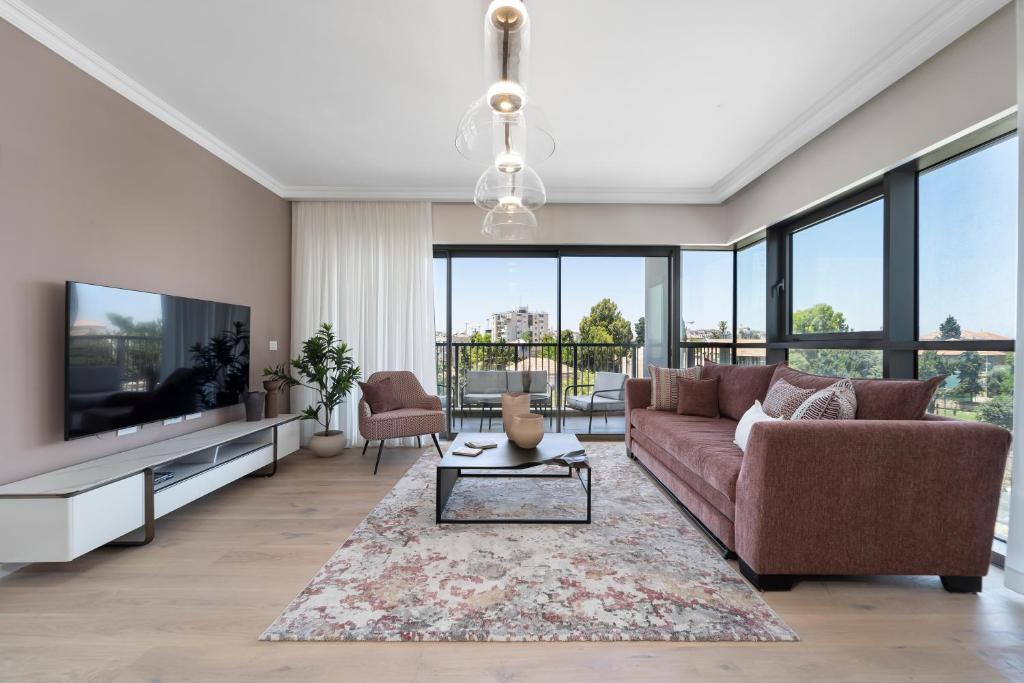 TV a/nebo společenská místnost v ubytování Luxury 2BDR In The Heart Of Jerusalem