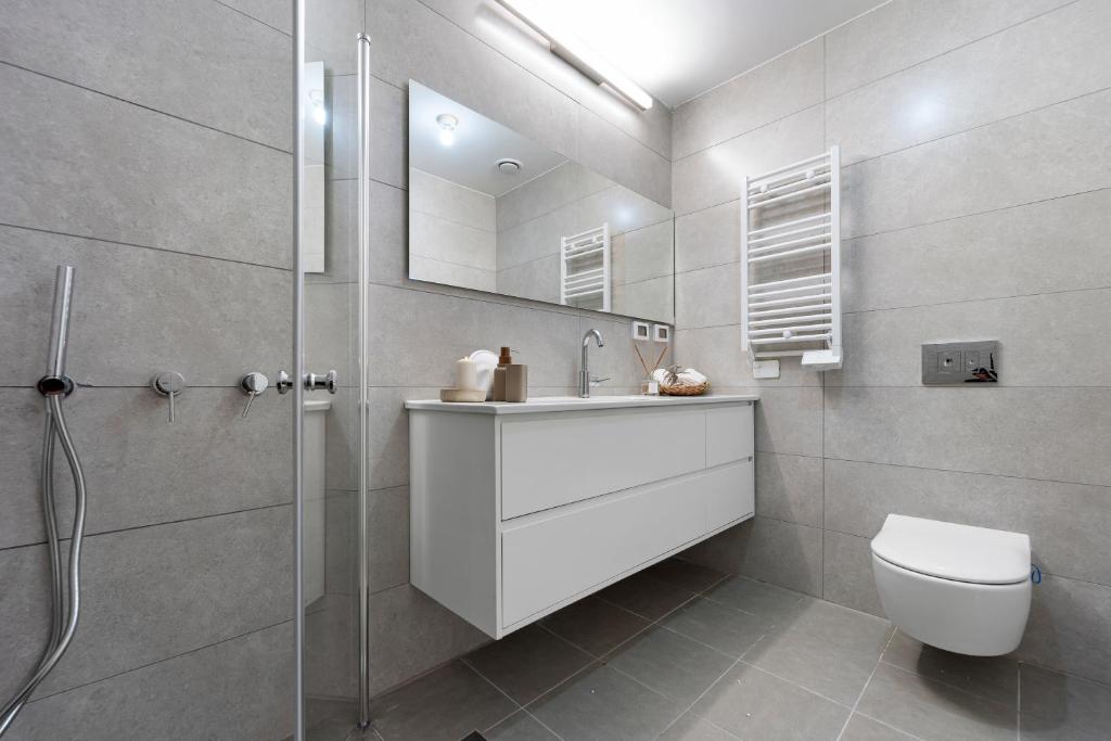 Koupelna v ubytování Luxury 2BDR In The Heart Of Jerusalem