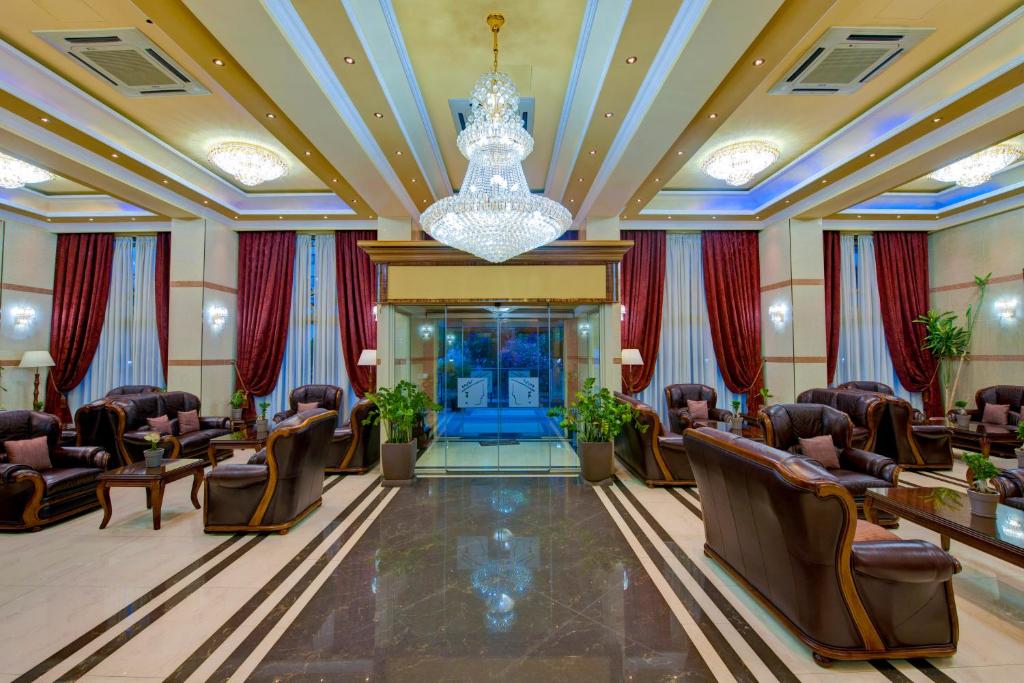 Una gran sala de espera con sillas y una lámpara de araña. en Semeli Hotel, en Nicosia