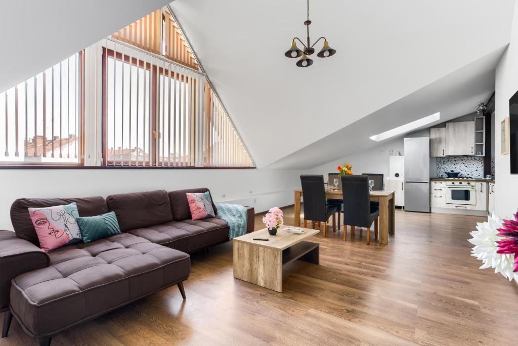 un soggiorno con un divano e un tavolo di ARI Central Grand SkyView - Family Apartment a Arad