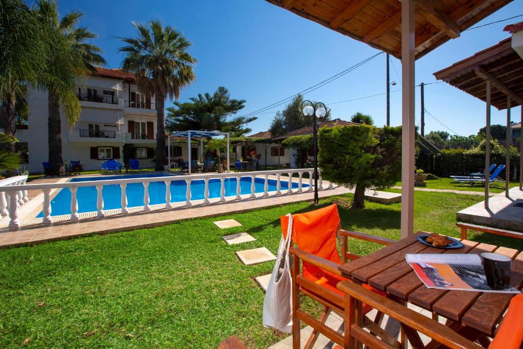 The swimming pool at or close to Villa Dimitris Apartments & Bungalows