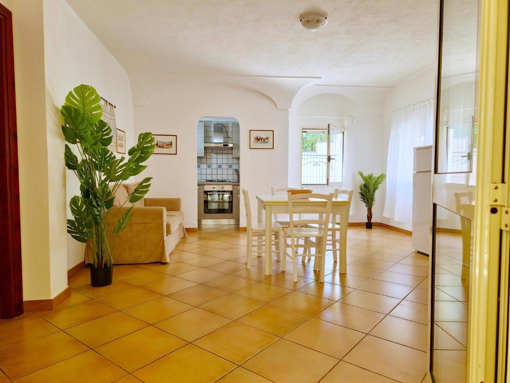 Villa Scogliera - Appartamenti con veranda a circa 700 mt dalla spiaggia di Fuile e Mare - Appartement Met 3 Slaapkamers