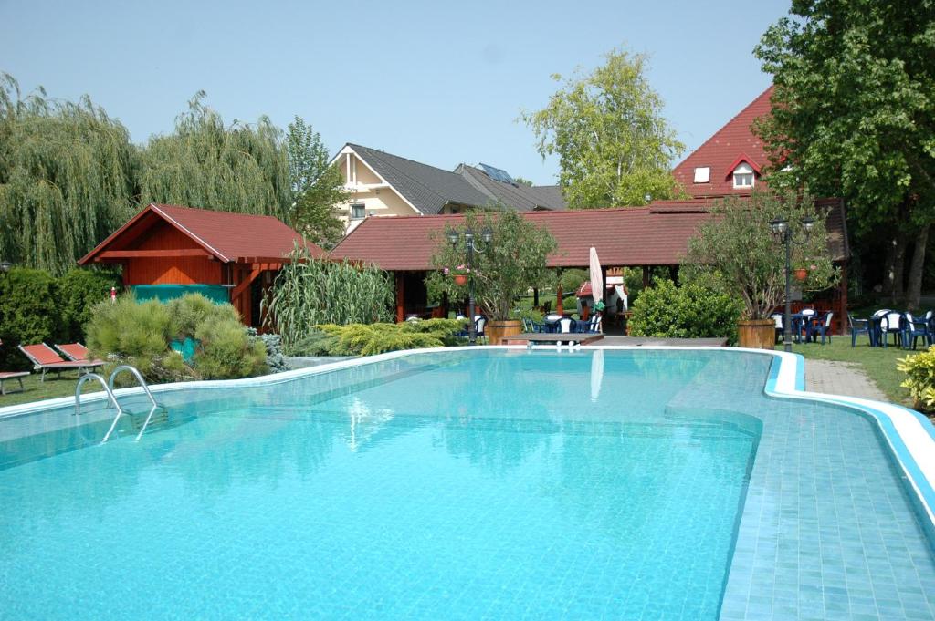 Bazén v ubytování Piknik Wellness Hotel nebo v jeho okolí