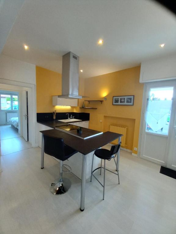 - une cuisine avec une table et deux chaises dans l'établissement Appartement centre-ville, 4 pers, à Aix-les-Bains