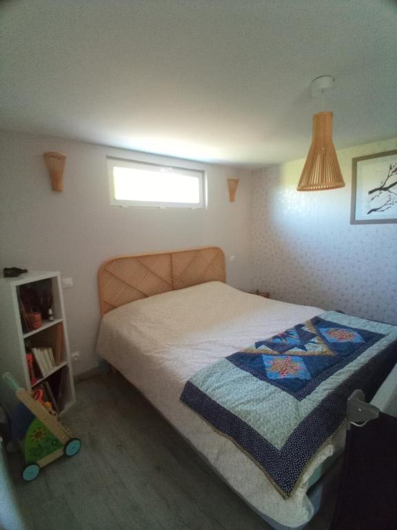 une chambre avec un lit avec une couette dessus dans l'établissement Deux pièces, à Six-Fours-les-Plages
