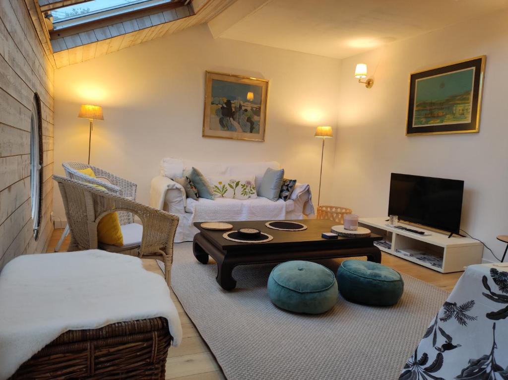 a living room with a couch and a table at Charme appartement entier près Paris La Défense Nanterre in Suresnes